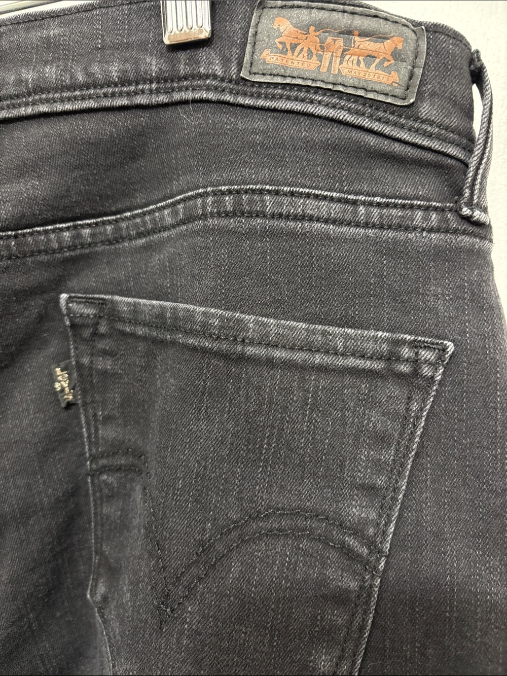 Levi’s women’s stretch slimming black jeans sz 8